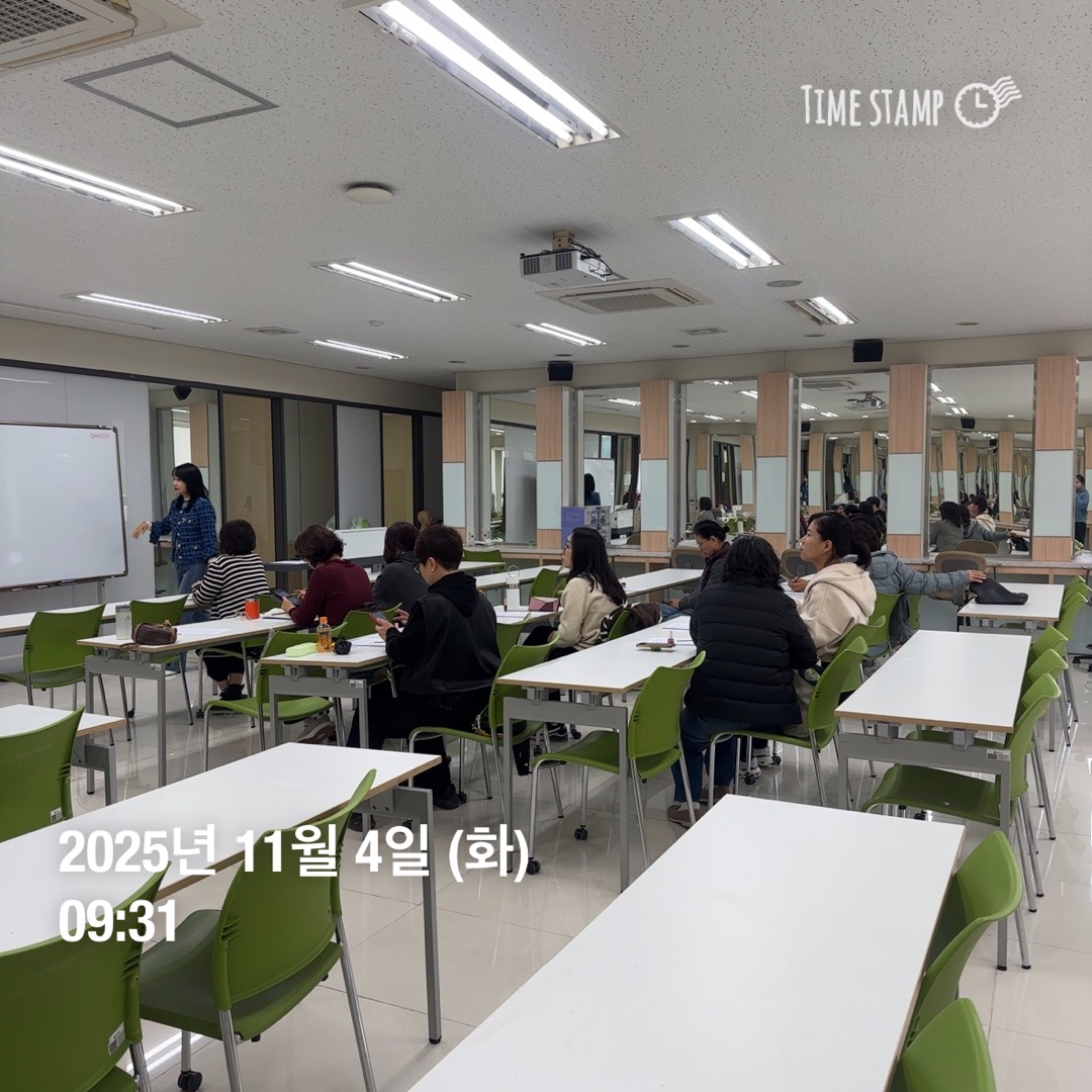 2025 파주시 5060 역량강화 지원 프로그램 트렌드네일아트 첨부 이미지